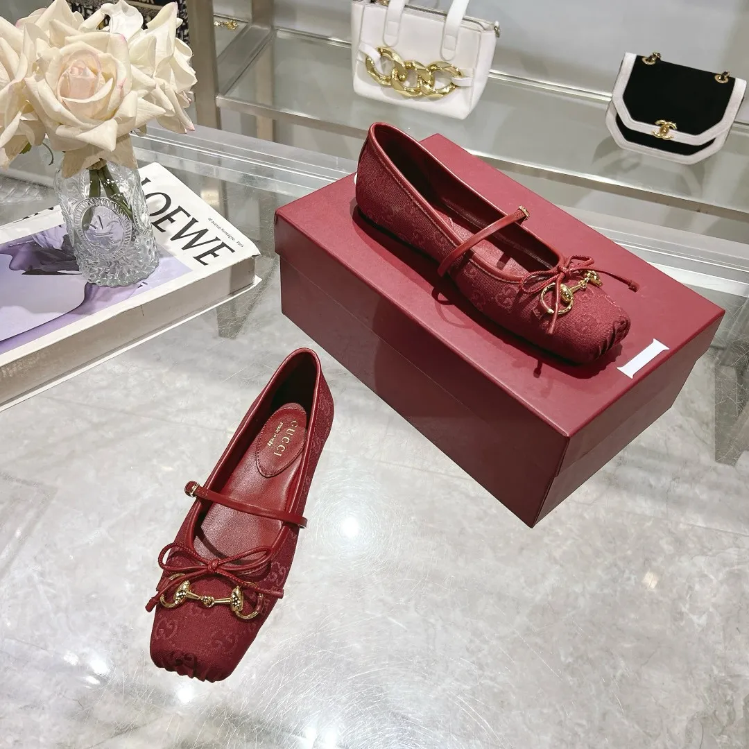 👟👟Ex-factory price 560👟👟 Gucci Horsebit series women's ballet flats. This iconic horsebit ballet flats features a square toe design and elegant bow details, paying tribute to the traditional ballet shoe style. This piece is crafted from Gucci ankh leather and embellished with a light gold-tone horsebit buckle. A 'sacchetto' construction with a soft, padded insole provides a great fit. ✅Size: 35-42 (customized for 40-42) ✅Sole material: Imported Italian genuine leather sole ✅Packaging: Brand new red box packaging